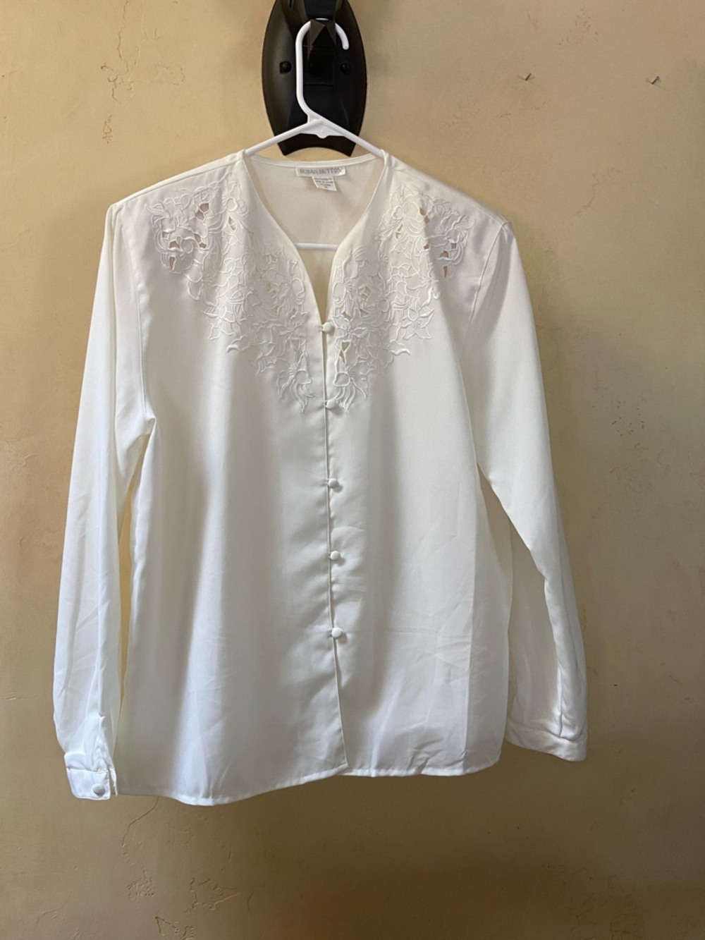 Sz 12 Susan Hutton White Embroidered V-Neck Button Front Blouse